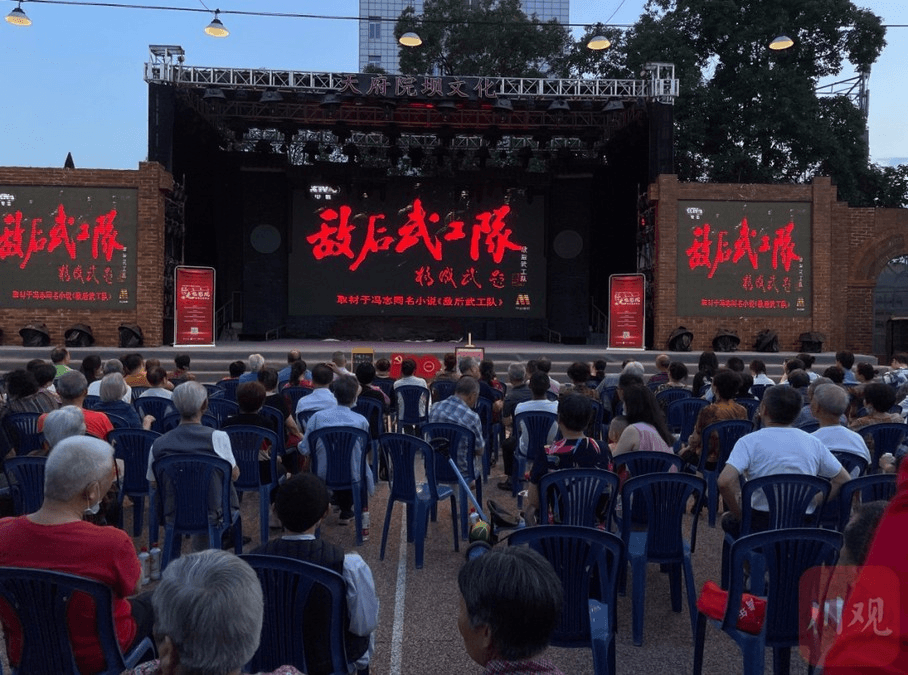 2021 年社区党史故事宣讲现场，罗叶馨梅结合红色电影讲述人物故事